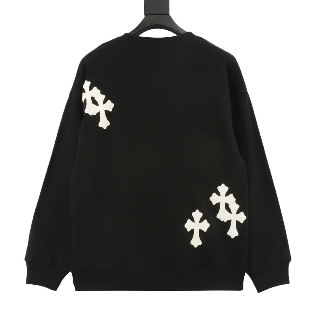 🅿️500 Chrome Hearts/Chrome Hearts 25Fw leather label cross patch embroidered round neck sweatshirt CH24 autumn and winter new leather cross flower cluster sweatshirt, Chrome Hearts has the religious spirit of the Middle Ages, so the cross pattern is indispensable. The cross pattern sewn with the three-dimensional leather label is spread all over the body. The overall clothing is matched with the same color leather label, which looks simple and elegant, and adds a sense of class, which can satisfy the cool style of fashionistas who pursue low-key luxury. 430 grams of 100% cotton terry, no gender restrictions, authentic grade! Color: black, white Size: XS-L